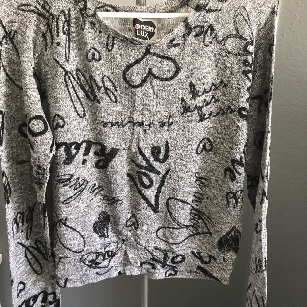 Knitted long sleeve shirt.